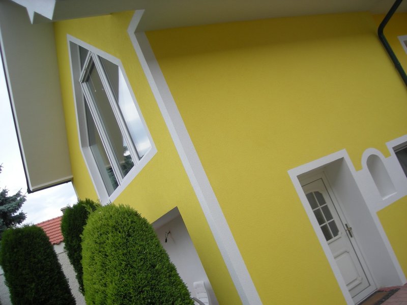 Gelbe Fassade des Einfamilienhauses in Steinberg