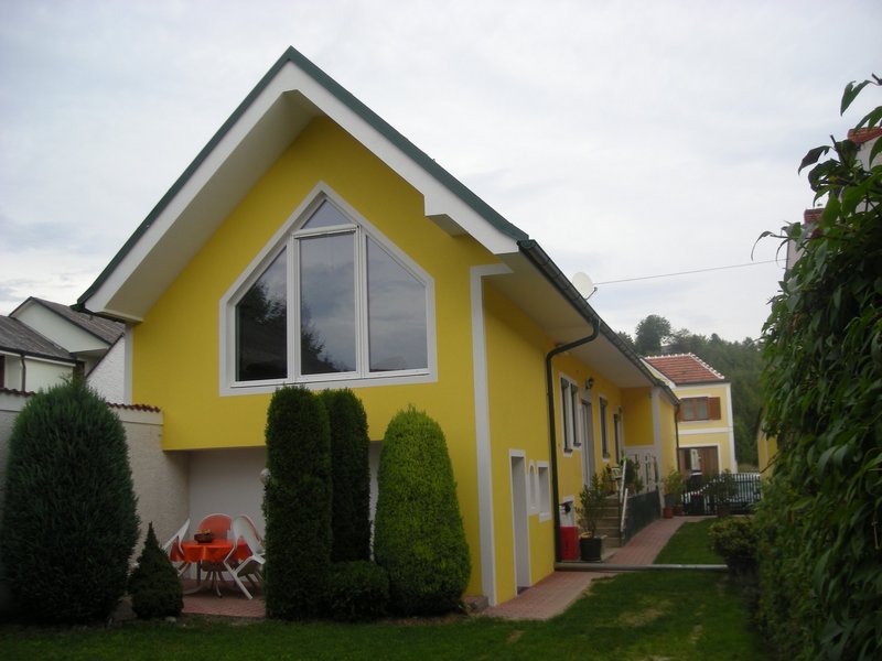 Gelbe Fassade des Einfamilienhauses in Steinberg