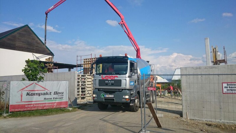 LKW vor der Einstellhalle in Steinberg