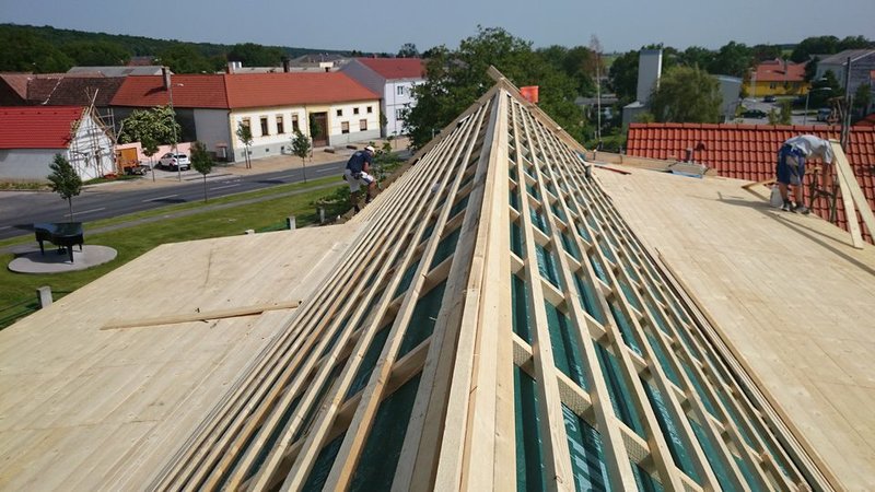 Arbeiten am Dach beim Zubau in Raiding