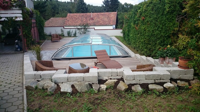 Poolanlage mit Liegen