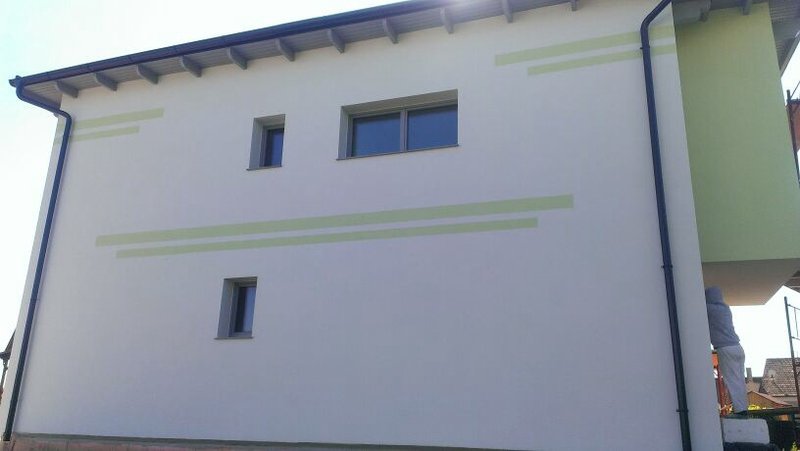 Fassade mir grünen Streifen