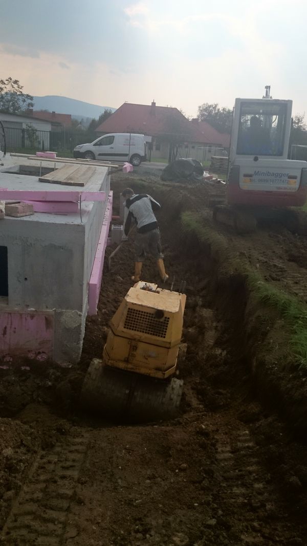 Mitarbeiter beim Arbeiten am Dichtbetonkeller in Unterloisdorf