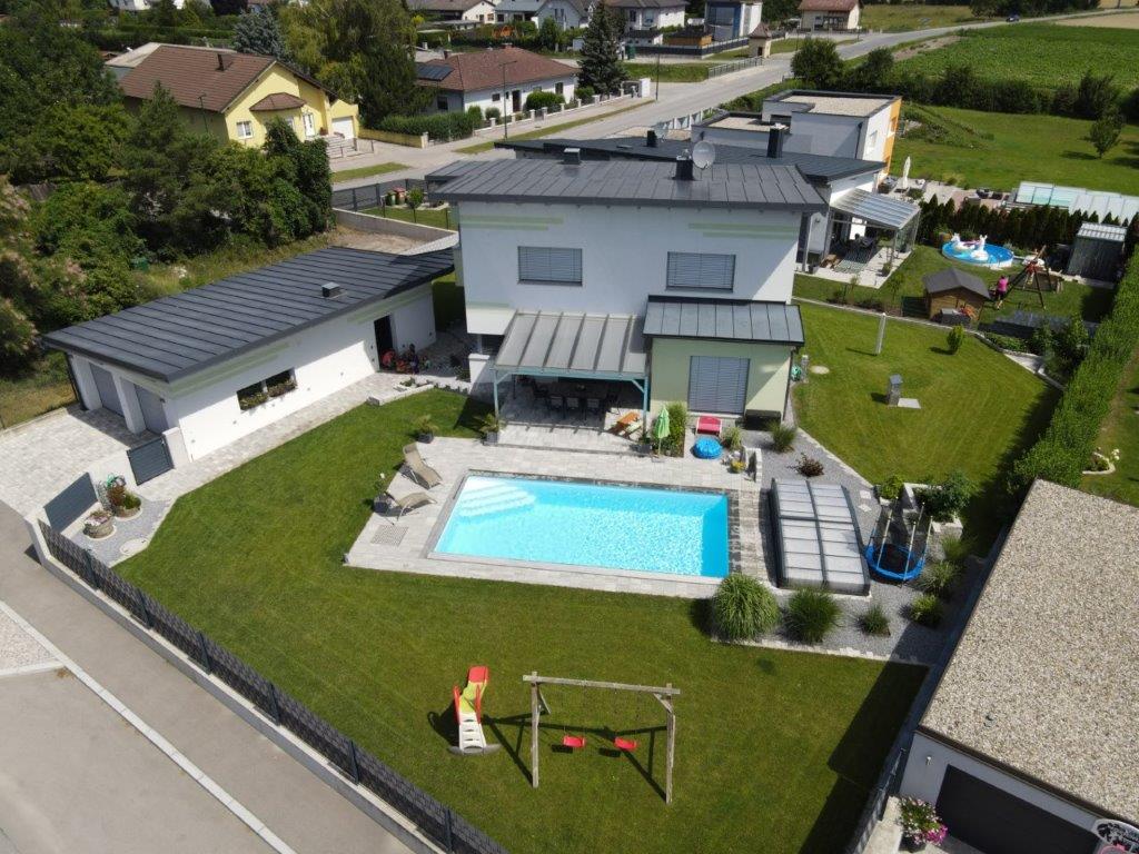 Renoviertes Haus mit Pool und angebauter Garage aus der Vogelperspektive